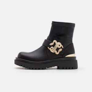 JUST CAVALLI – GHETE NEGRE SCURTE DIN PIELE ECOLOGICĂ CU MAXI-LOGO AURIU